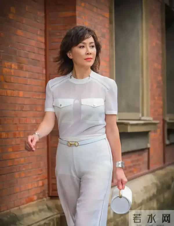 59岁刘嘉玲穿着透明，若隐若现，引发网友热议，气质优雅显年轻。