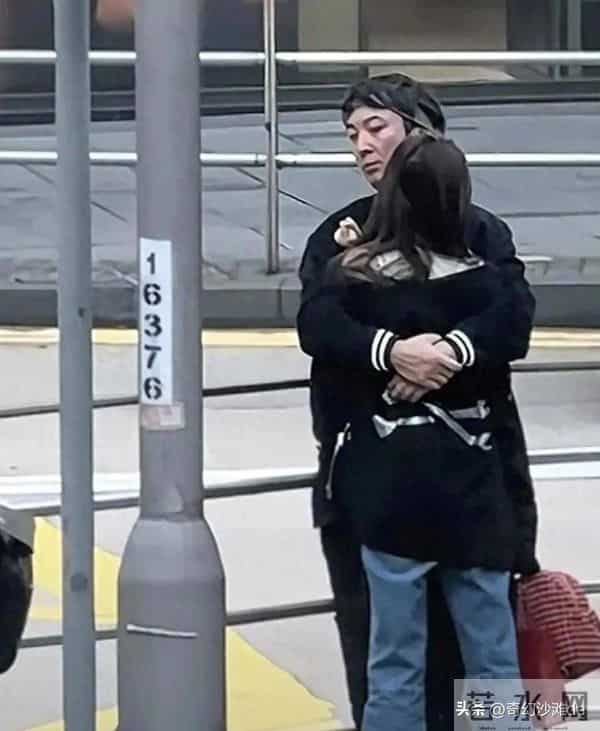 王思聪“最长女友”翻车：1年宠爱喂了狗？懒懒狂甩二手奢侈品！