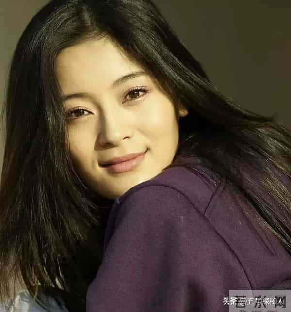 王媛可：因丈夫长得太帅倒追5年，婚后生下双胞胎，取名一模一样