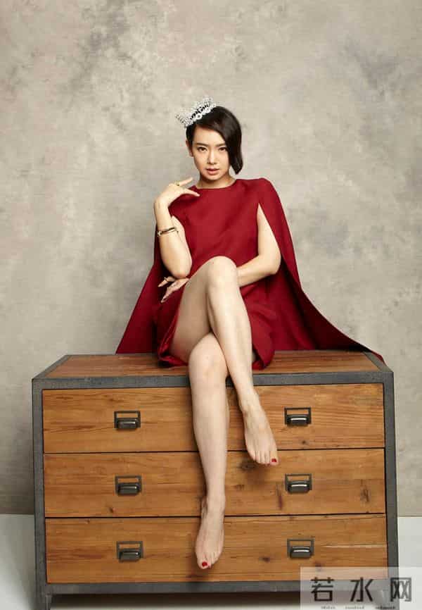 穿红色裙子的戚薇
