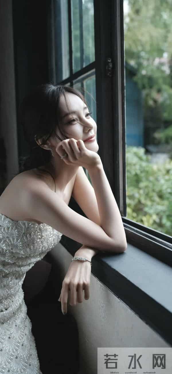 李一桐｜珍珠白裙封神！编发造型+萌系互动杀疯热搜