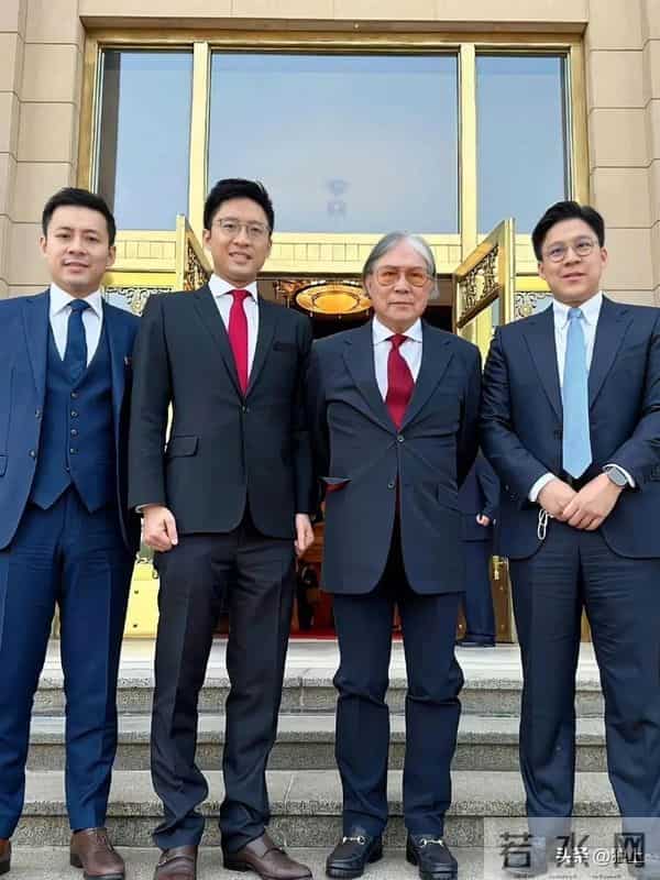 霍启仁雪山婚礼曝光，29岁新娘跟婆婆朱玲玲好像，主婚纱出人意料