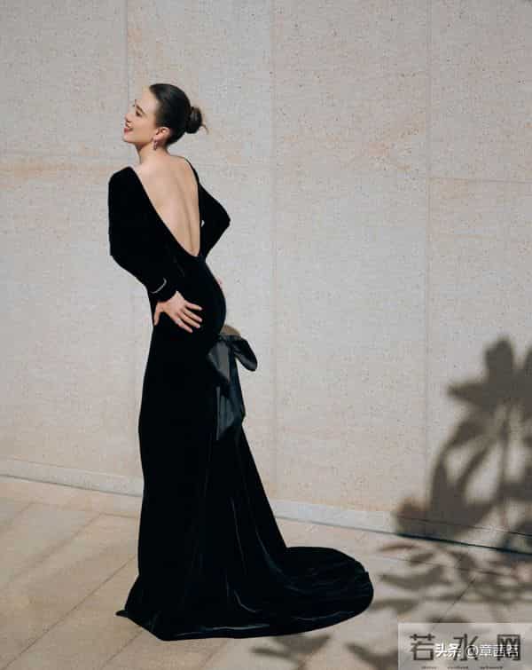 45岁宋佳二封金鸡影后，穿黑色礼服裙拍宣传照优雅迷人