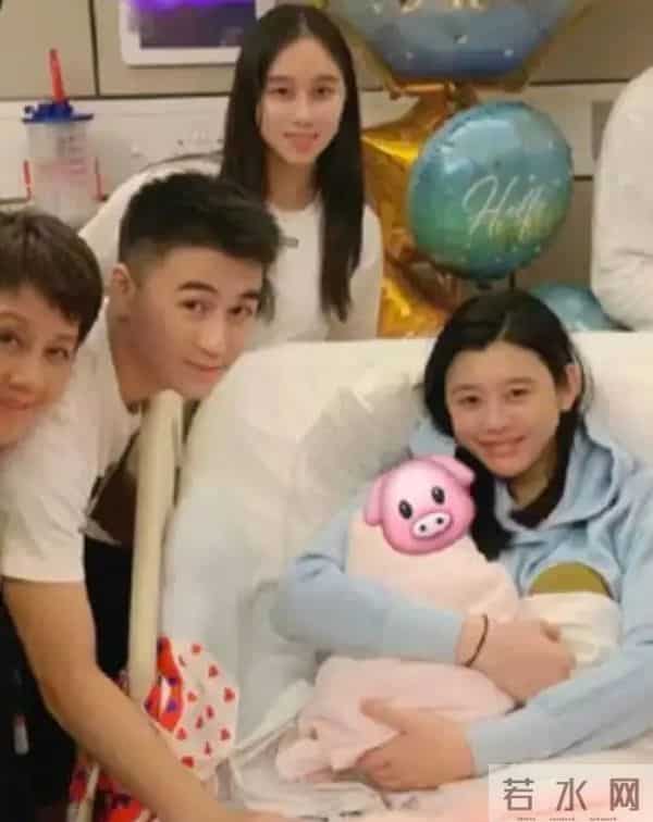 奚梦瑶晒女儿，女儿背香奈儿像洋娃娃，奚梦瑶才是绝处逢生的强者