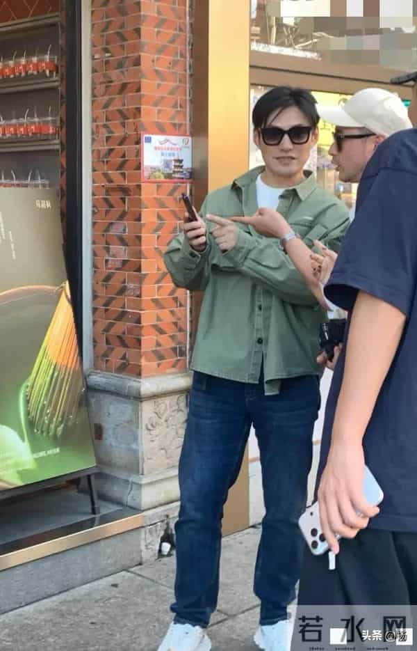 46岁严屹宽和朋友泉州逛街,打扮低调外表好年轻,脸蛋是真抗打啊