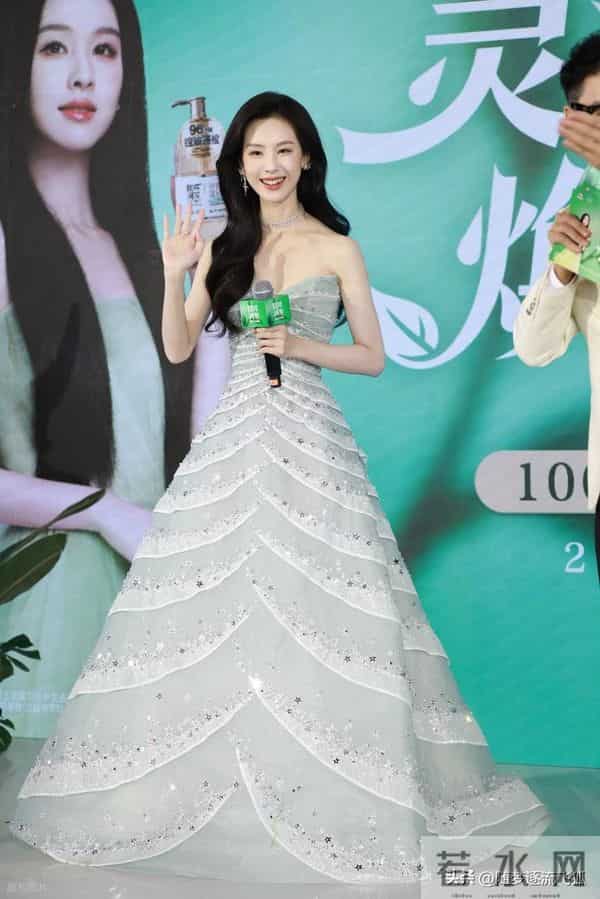陈都灵出席活动,身穿抹胸礼服裙优雅清纯