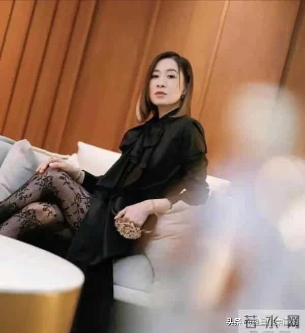 50岁佘诗曼，黑丝美腿写真