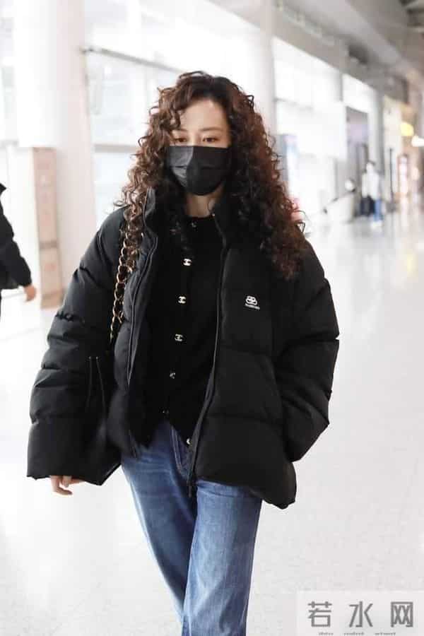 王鸥烫了羊毛卷带火了秋冬新穿搭:羽绒服+牛仔裤,高级又洋气