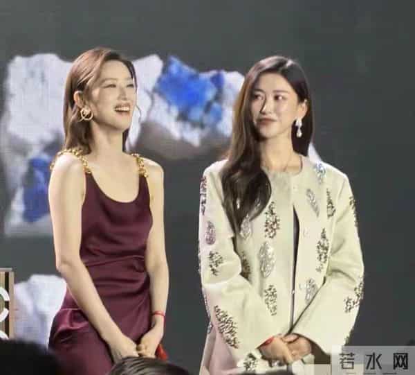 上海慈善晚宴妖艳四射的31岁章泽天，败给了全&39;裹&39;出镜的41岁朱珠