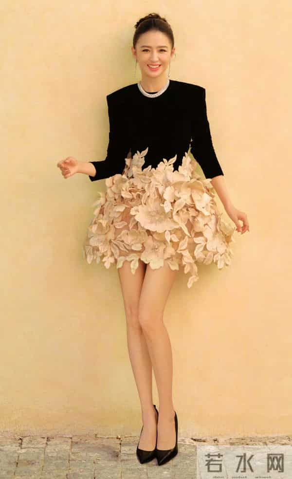 佟丽娅大长腿黑色尖头细高跟鞋