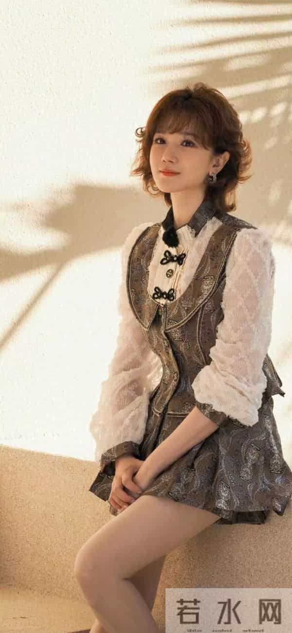 陈小纭|复古蕾丝裙配羊毛卷!这民国大小姐氛围感直接拉满