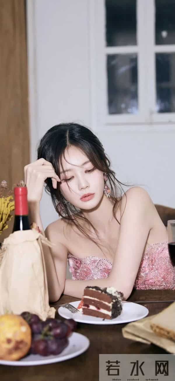 李一桐｜粉裙鱼鳞裙封神！新剧路透美翻+怼脸生图扛打