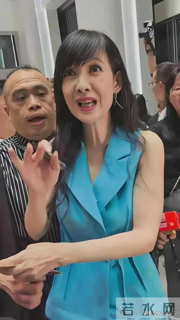 周慧敏老到认不出!皱纹明显还满口黄牙,明明57岁却看着像70岁