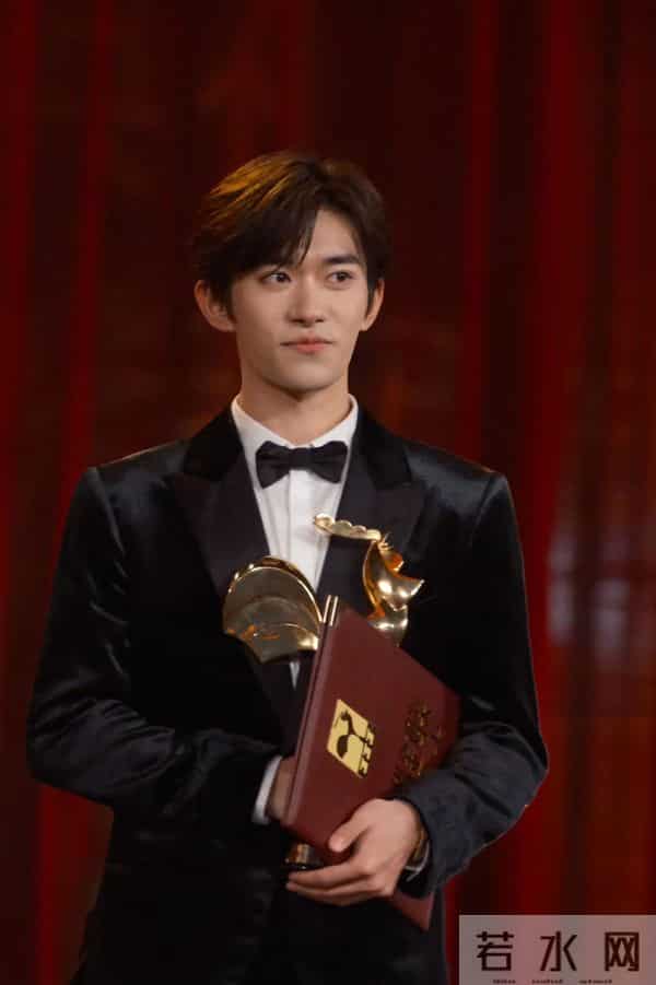 金鸡奖影帝易烊千玺被问想不想谈恋爱,忍不住“第一次翻白眼”,仿佛要晕过去,影后宋佳坐在一旁大笑