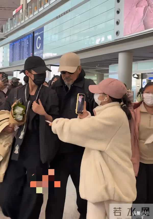 机场偶遇李建斌夫妇，胡子花白全程搂妻子肩，蒋勤勤身材窈窕依旧