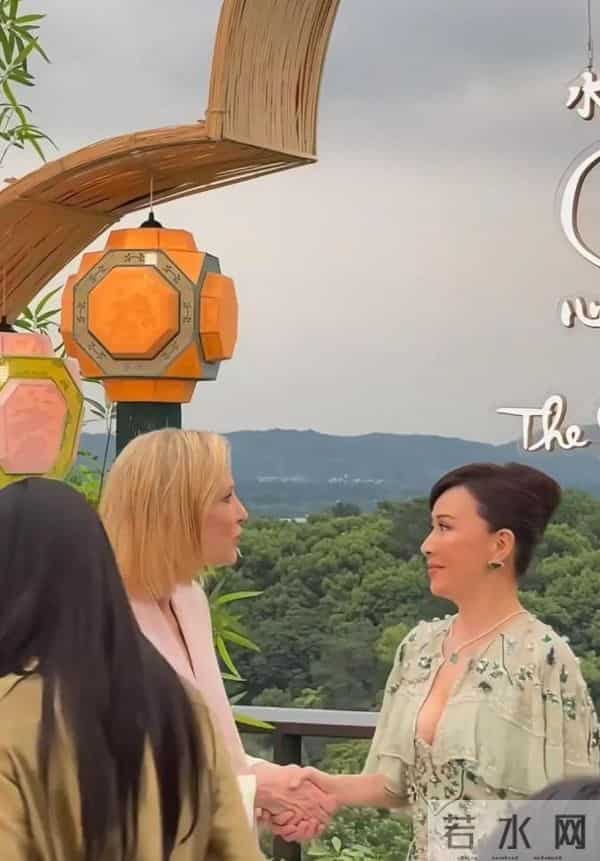 刘嘉玲当奶奶的年纪了，怎么总是穿这种风格衣服，真的有点辣眼睛