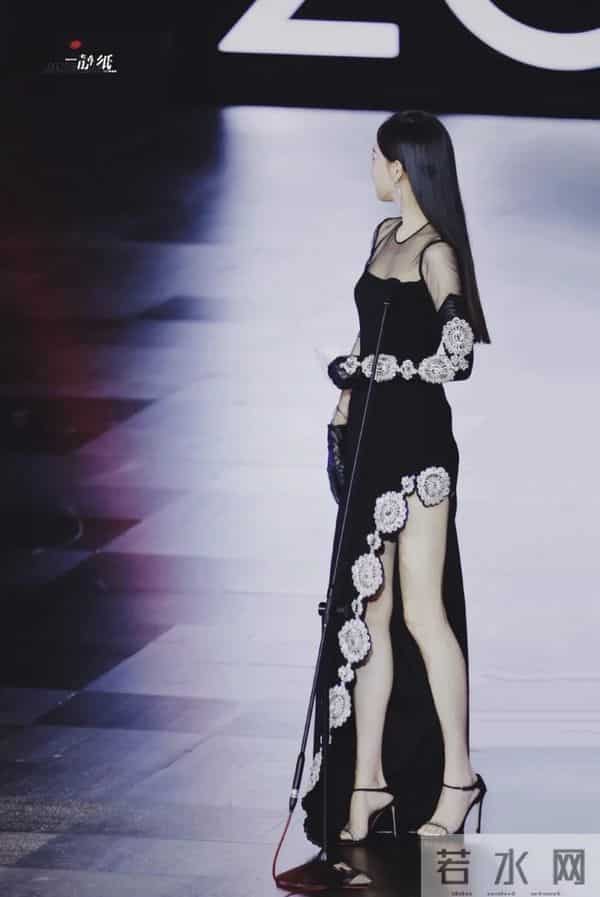 唐嫣红唇 黑长裙高开叉，腿好长好白啊！