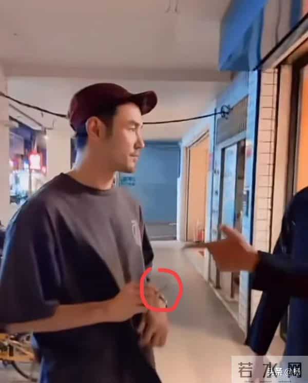 43岁阮经天被网友偶遇，作为明星自觉悄悄地把烟藏起来，好可爱