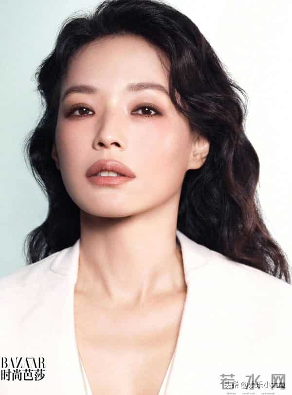 舒淇时尚芭莎十二月刊封面大片,干练西装配胶片元素性感嘴唇好美