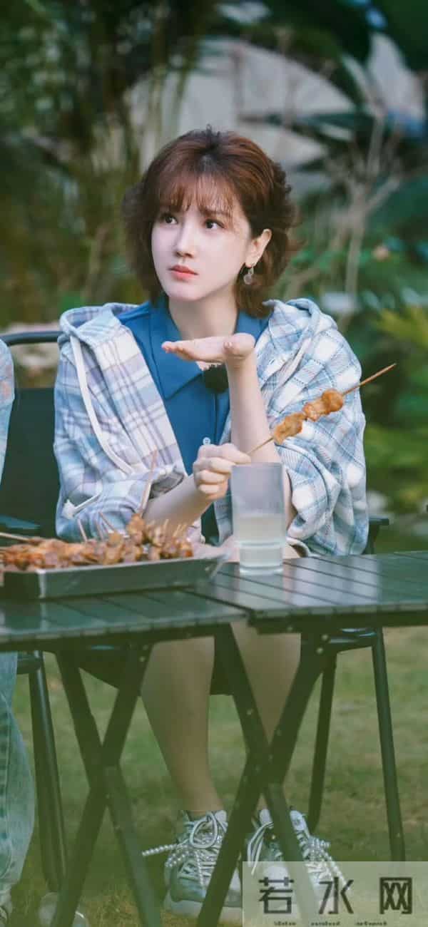 陈小纭|复古蕾丝裙配羊毛卷!这民国大小姐氛围感直接拉满