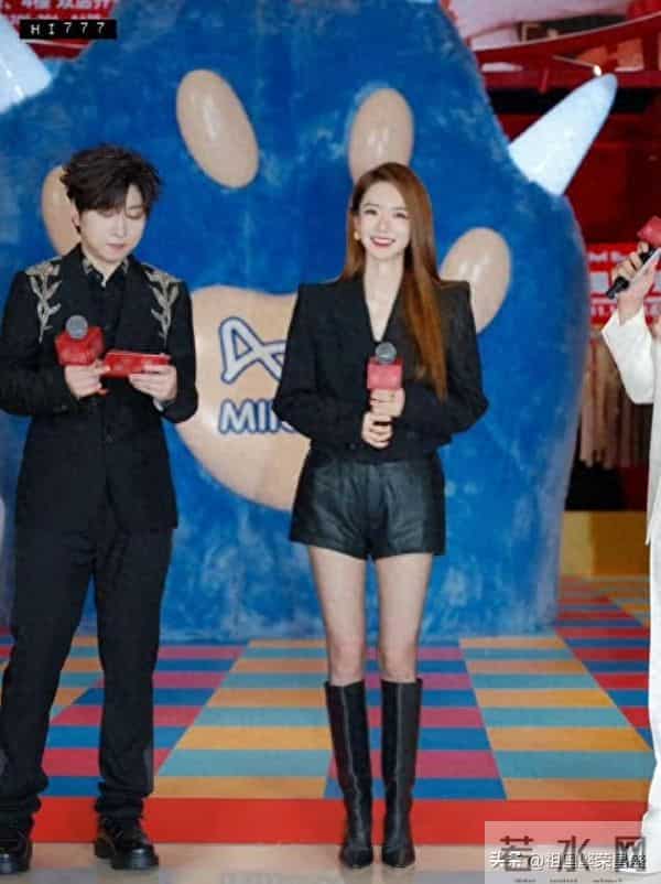 戚薇线下活动生图，黑西装长靴演绎女总裁穿搭