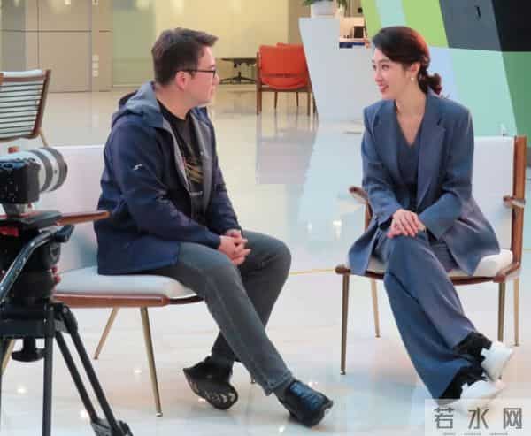 何卿分享美图，蓝西装配高马尾，气质优雅美得好高级