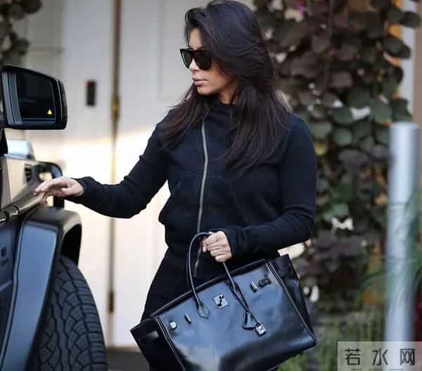 杨紫穿20年前的衣服出席活动，细心看还有污渍和虫洞…