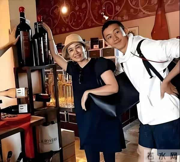 60岁蒋雯丽现状:定居英国,又瘦又老,网友惋惜:一代女神也老了