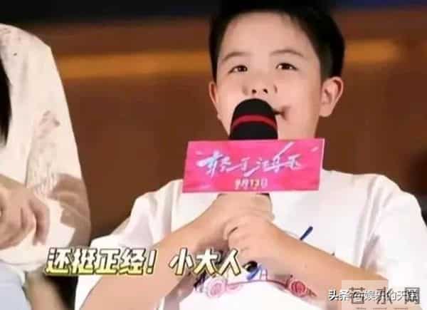 佟丽娅9岁儿子颜值曝光,五官不像陈思诚,一看长大了就是个帅哥