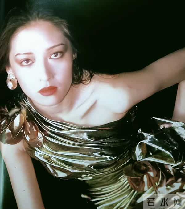 娱乐圈满族美女图鉴：每一位都貌美如花，谁最令你意想不到？