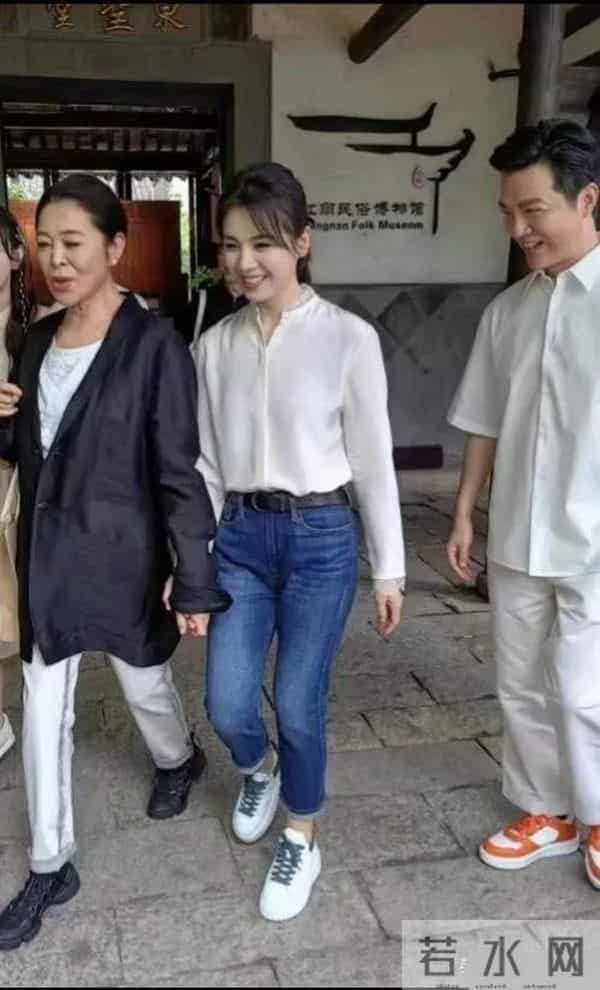 闫妮素颜曝光显老态,网友抓拍明星,高清镜头下,原来她们长这样