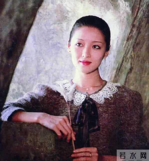 娱乐圈满族美女图鉴：每一位都貌美如花，谁最令你意想不到？