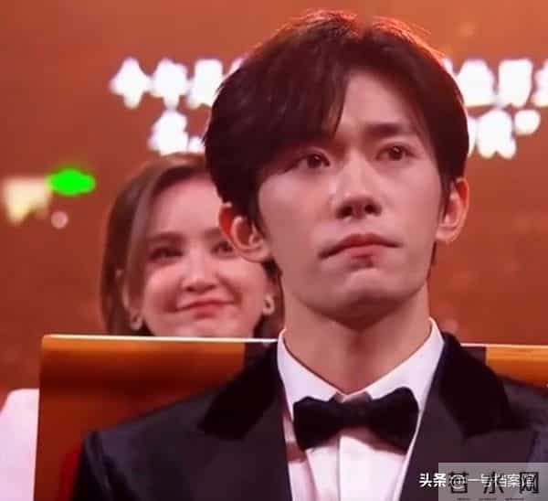 金鸡奖典礼成"照妖镜"，蒋勤勤嘴歪，佟丽娅褶子多，"丑"的很真实