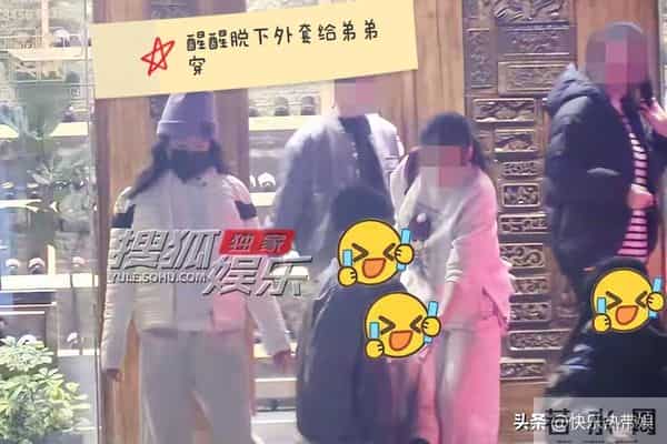 还是亲妈好，章子怡带俩娃吃烧烤玩儿游戏，懒理前夫与现任秀恩爱