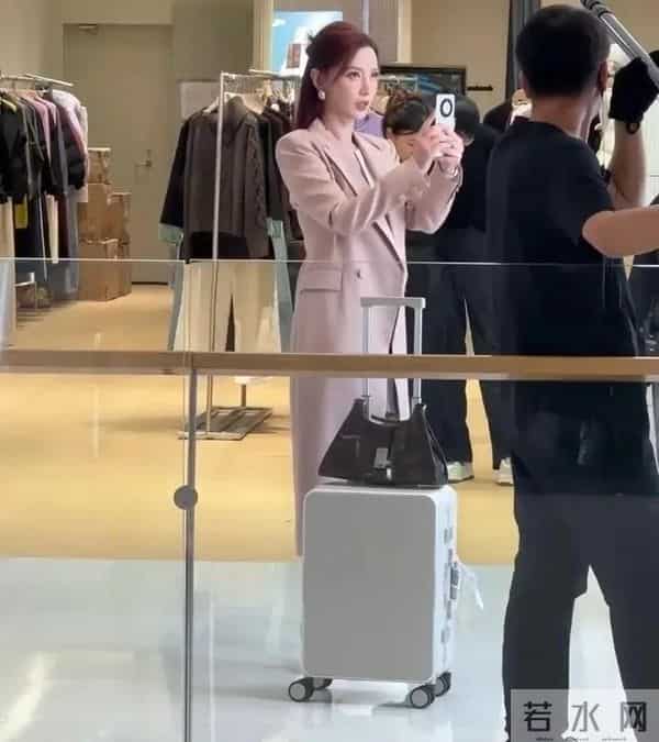 张萌在宁波被偶遇,她打扮知性,身材高挑,腰肢纤细,瓜子脸 真美