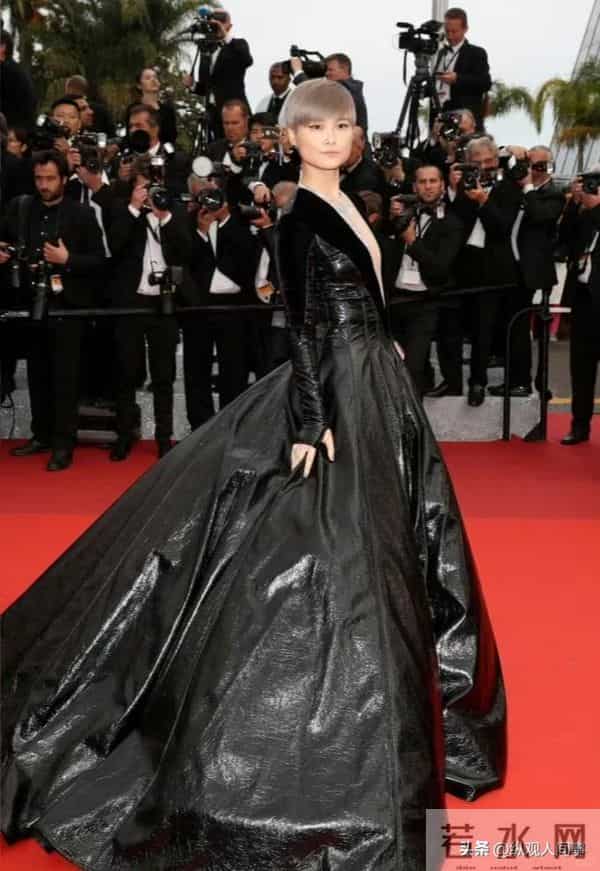 机场偶遇李宇春,穿土黄色棉袄平底鞋,被路人冲撞后眼神凌厉