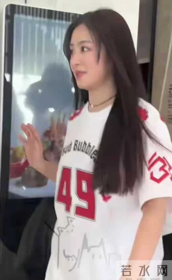 张含韵长的真板正，漂亮大气，体态很壮实，且有丰腴之美