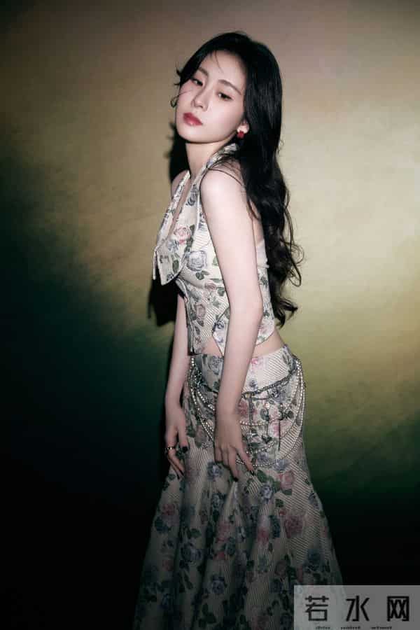 张碧晨优雅迷人好身材