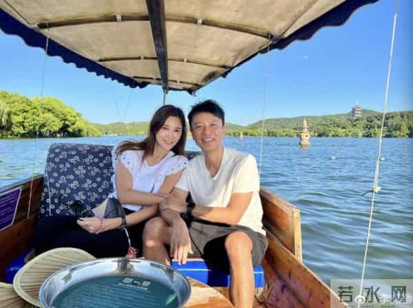 李克勤为妻庆生一脸沧桑，卢淑仪打扮简约显年轻，豪门邻居也在场