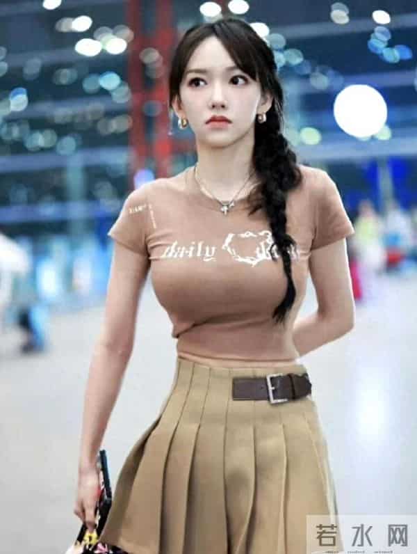 程潇现身机场,打扮太时尚,完美凸显好身材,腰好细,令人羡慕!