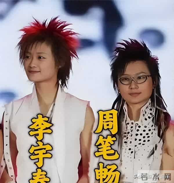 机场偶遇李宇春,穿土黄色棉袄平底鞋,被路人冲撞后眼神凌厉