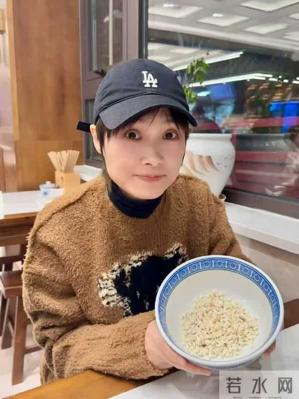 西安吃泡馍被指“假吃”，李宇春回应→