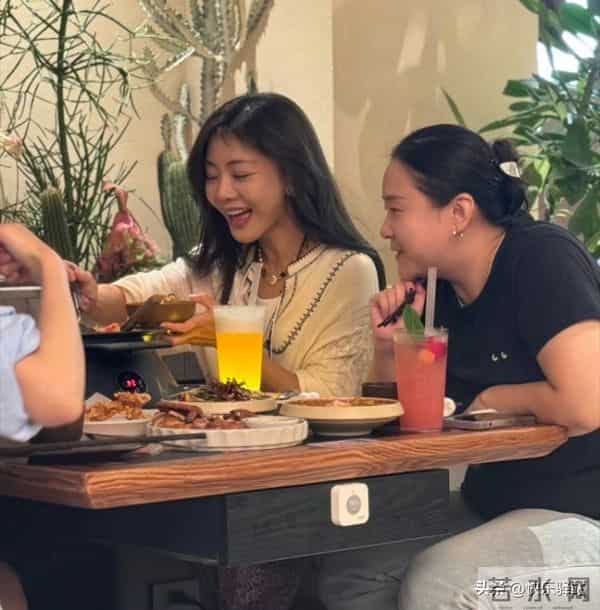 邓家佳在重庆吃烤鱼被偶遇，小姨妈气质绝了 脸小精致 美得恰到好处