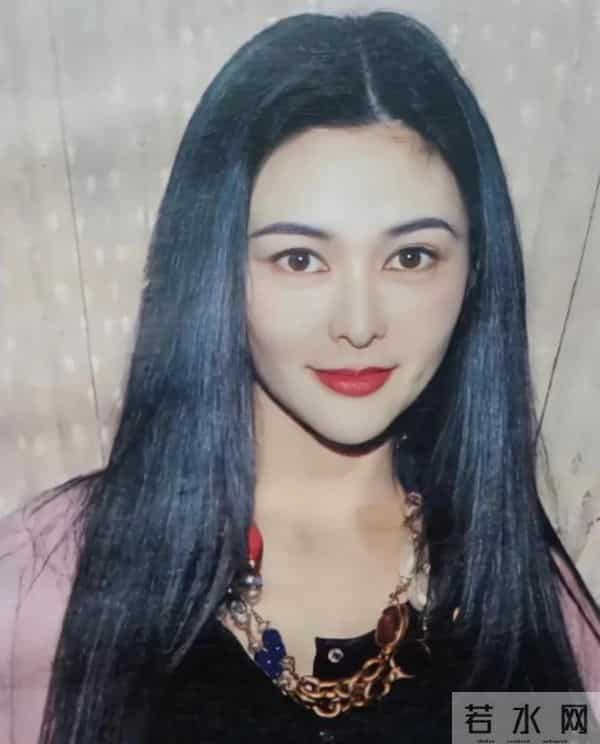 娱乐圈满族美女图鉴：每一位都貌美如花，谁最令你意想不到？