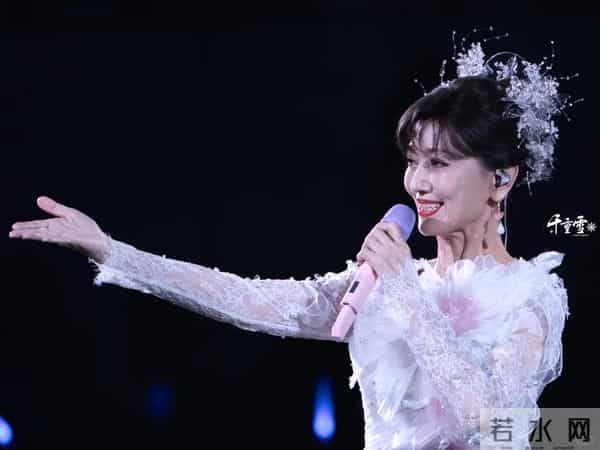 72岁赵雅芝太拼!穿高开叉裙跳“擦边”舞,累到大喘气还敲架子鼓