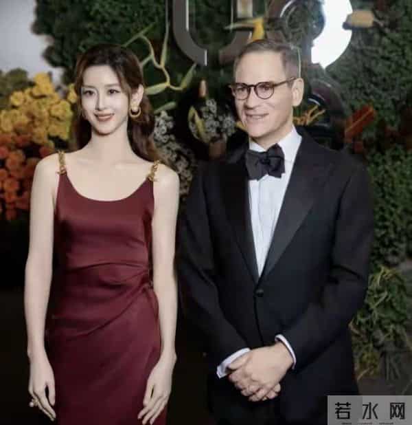 上海慈善晚宴妖艳四射的31岁章泽天，败给了全&39;裹&39;出镜的41岁朱珠