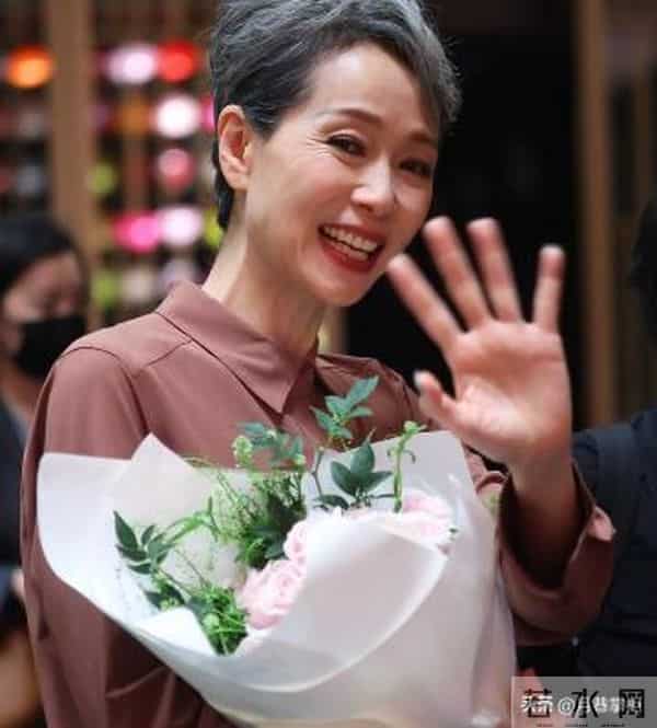 真相了！叶童真能忍，老公8次出轨不离婚，亲哥当保安也不搭手