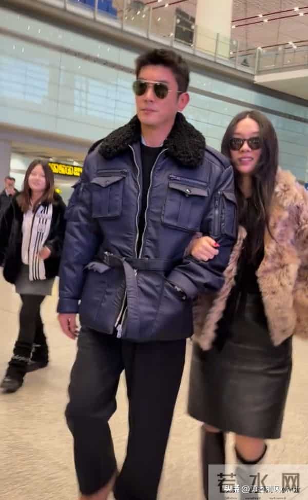 杜江夫妇最新机场照，霍思燕穿皮草似贵妇，挽着老公幸福又甜蜜