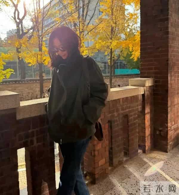 崔智友带娃出游，这身材和颜值，披麻袋都好看，行走的衣架子啊！