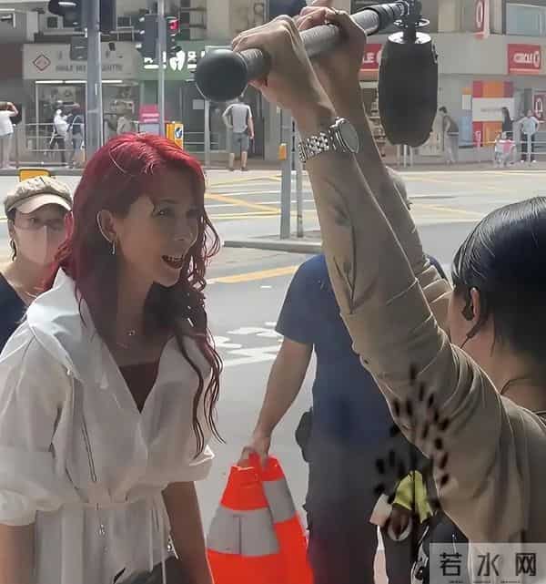 香港街头偶遇52岁蔡少芬，本人很瘦不年轻，染一头红发老气横秋